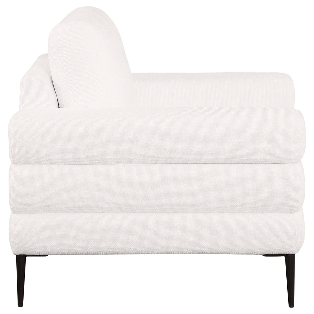 Sillón Jessel tapizado en chenilla con brazos tipo riel, color marfil