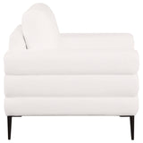 Sillón Jessel tapizado en chenilla con brazos tipo riel, color marfil