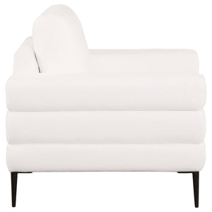 Sillón Jessel tapizado en chenilla con brazos tipo riel, color marfil