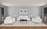 Sillón Jessel tapizado en chenilla con brazos tipo riel, color marfil