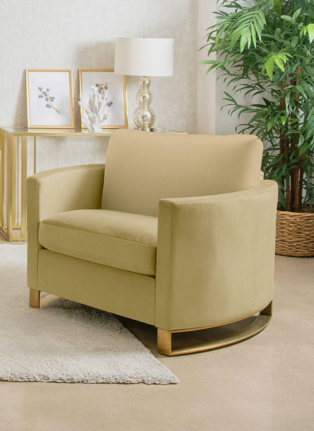 Sillón Corliss tapizado con brazos curvos en color camello
