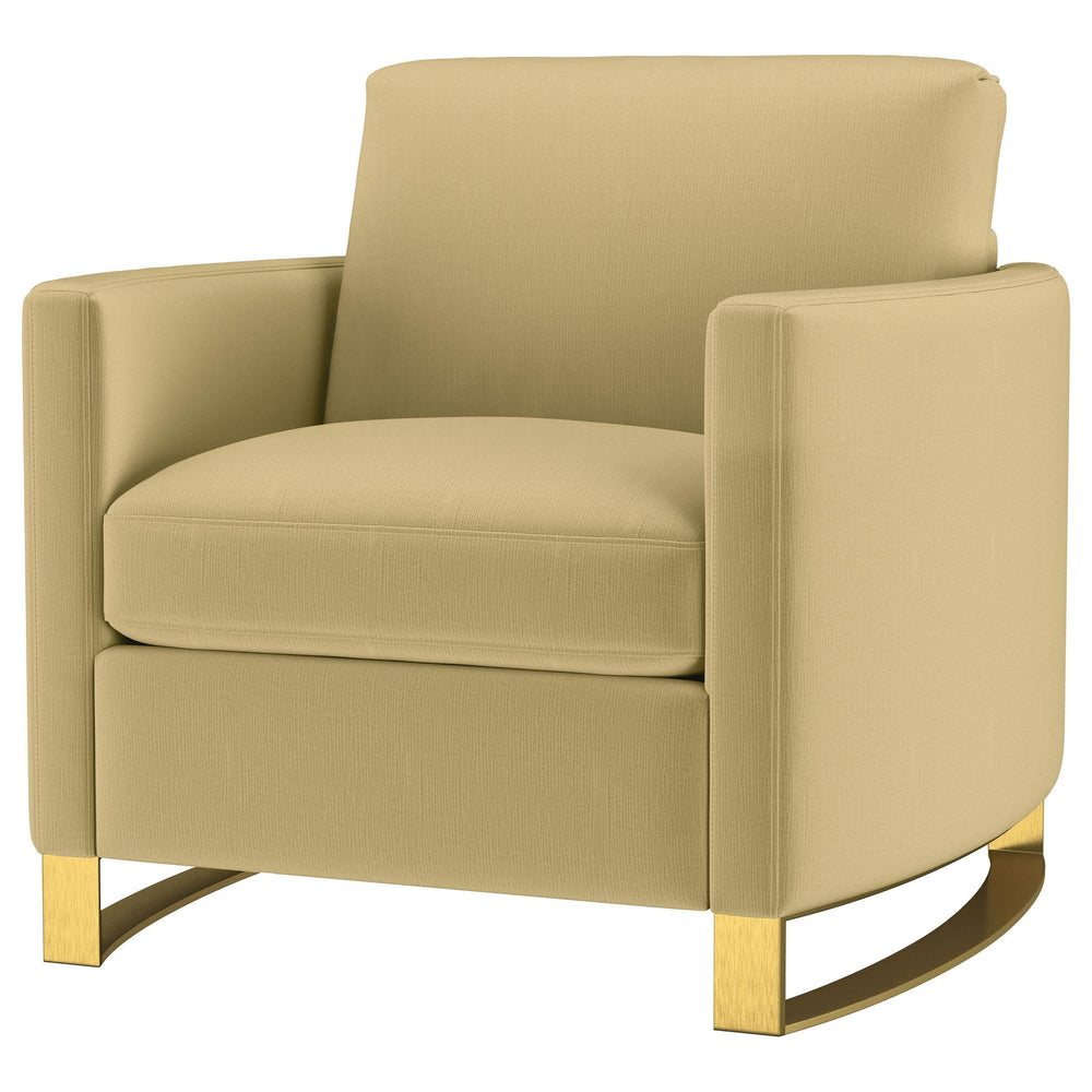 Sillón Corliss tapizado con brazos curvos en color camello