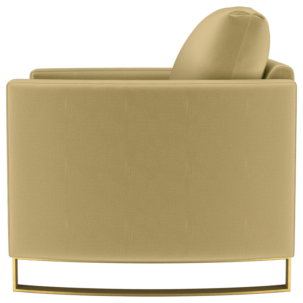 Sillón Corliss tapizado con brazos curvos en color camello