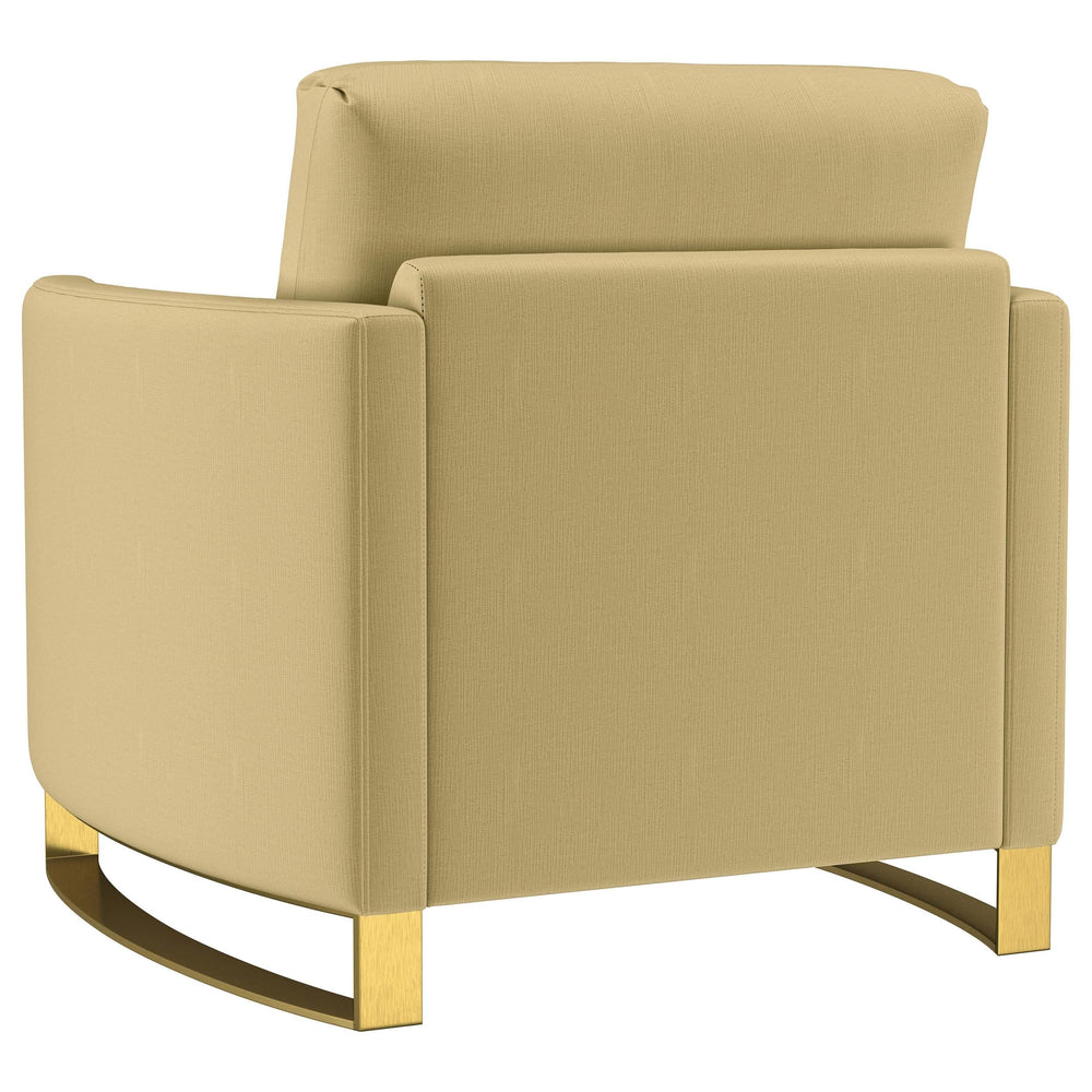 Sillón Corliss tapizado con brazos curvos en color camello