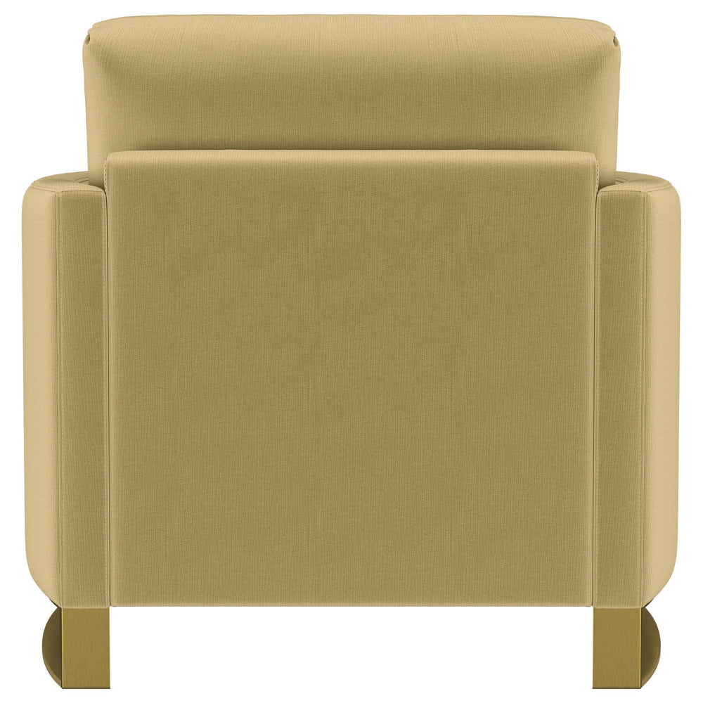 Sillón Corliss tapizado con brazos curvos en color camello