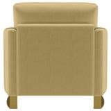 Sillón Corliss tapizado con brazos curvos en color camello