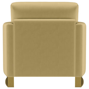 Sillón Corliss tapizado con brazos curvos en color camello