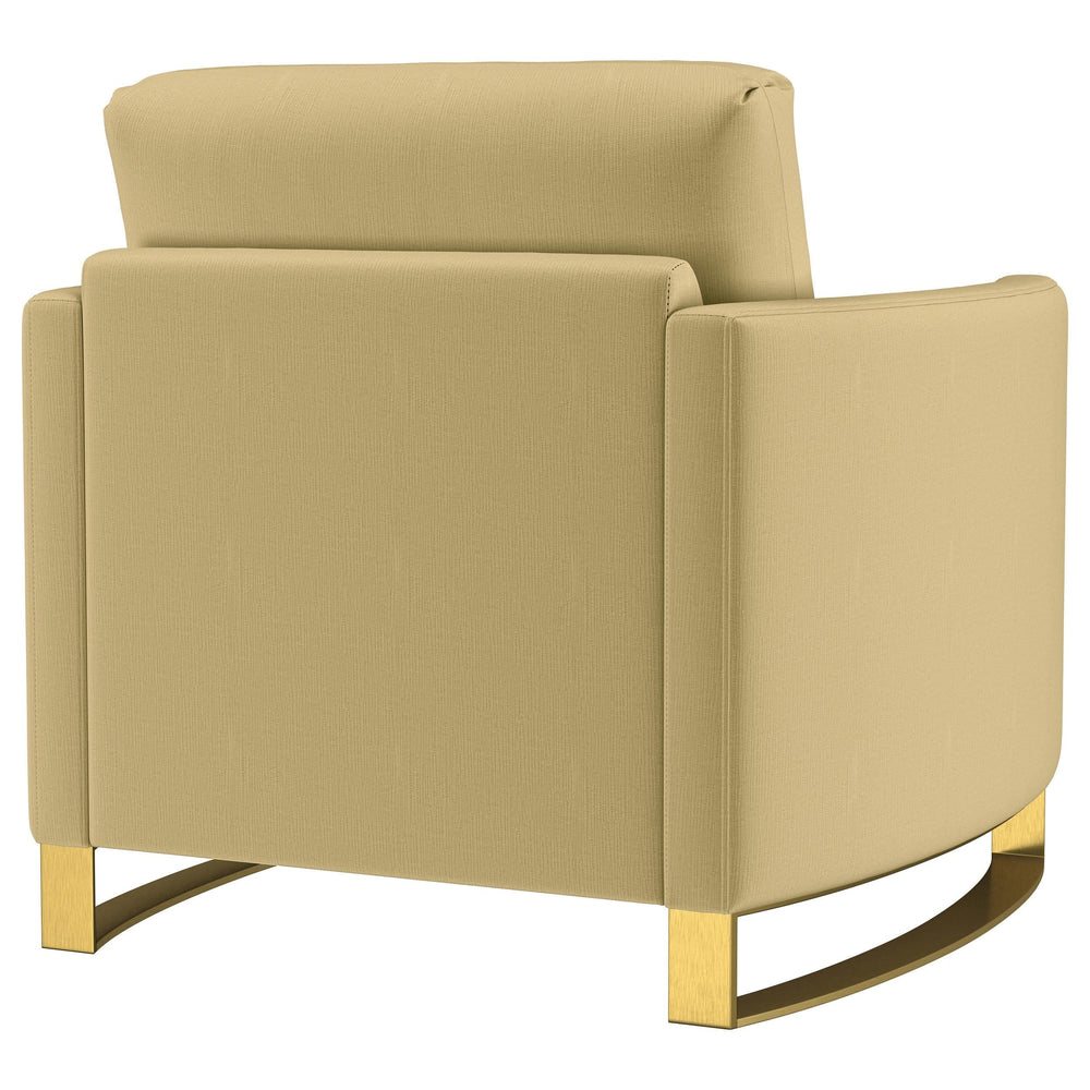Sillón Corliss tapizado con brazos curvos en color camello