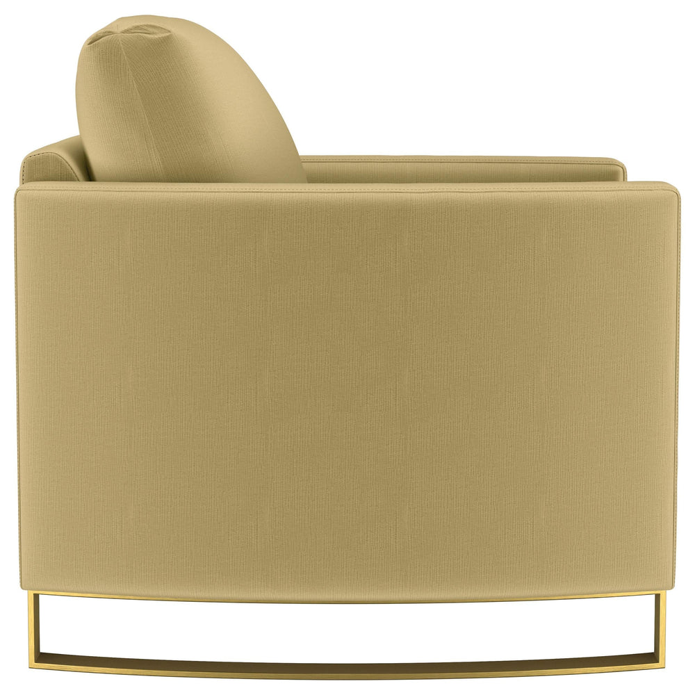 Sillón Corliss tapizado con brazos curvos en color camello