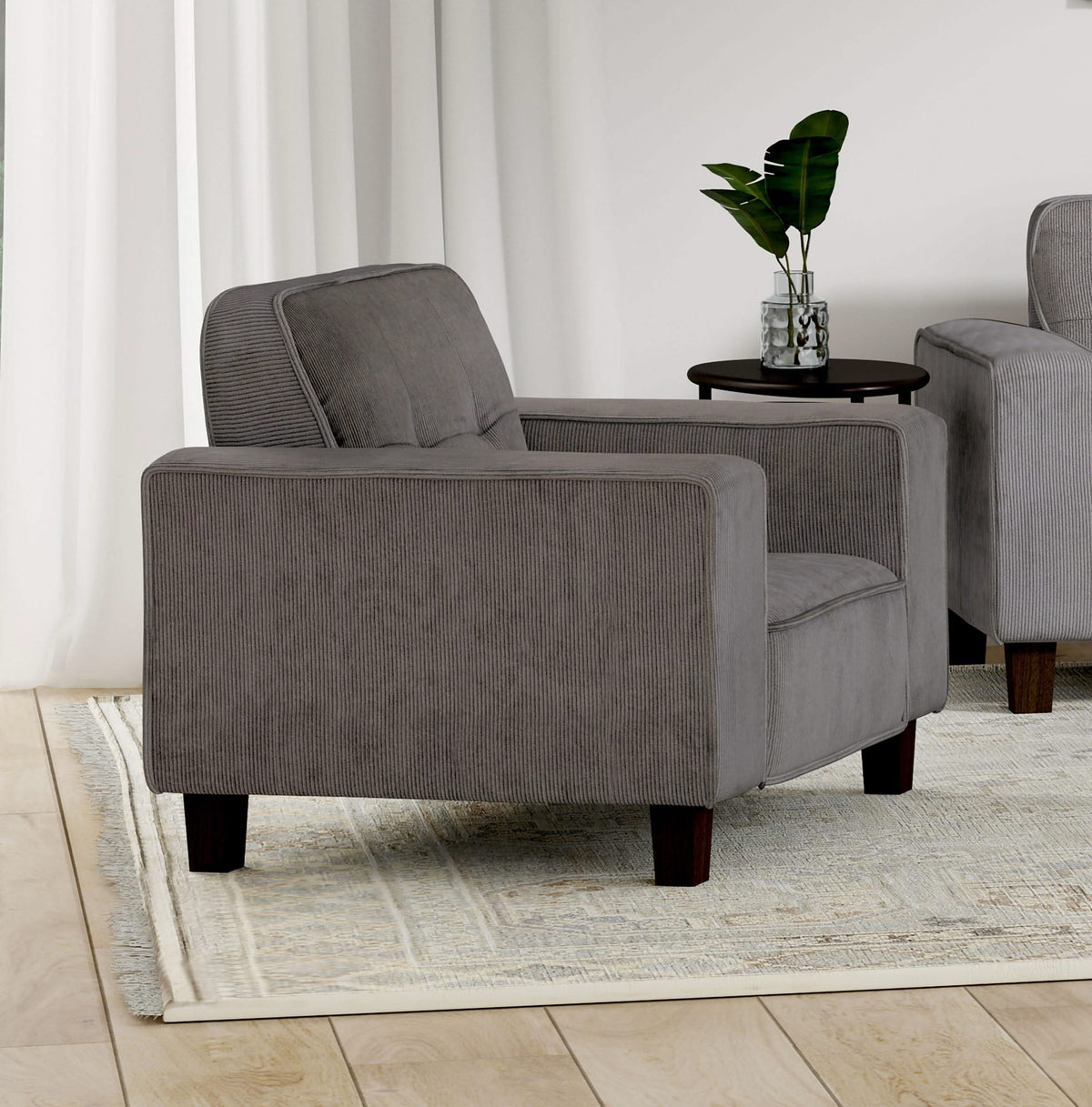 Sillón tapizado Deerhurst con brazos articulados y capitoné, color carbón