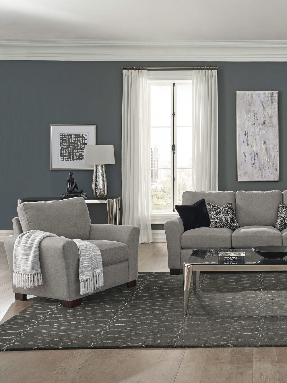Silla tapizada Drayton con brazos acampanados, gris cálido