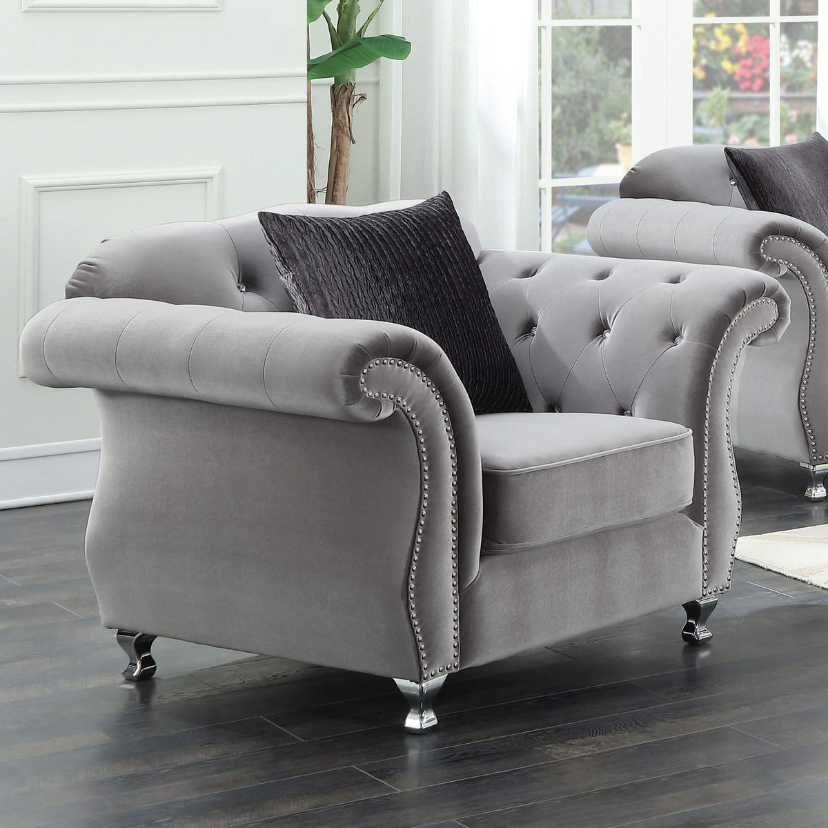 Silla decorativa capitoné con brazos enrollados y tapizada Frostine, color plateado