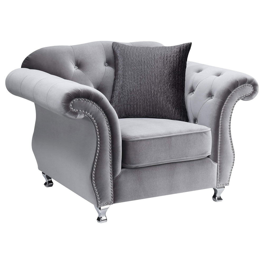 Silla decorativa capitoné con brazos enrollados y tapizada Frostine, color plateado