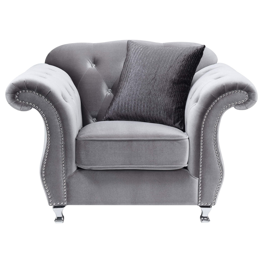 Silla decorativa capitoné con brazos enrollados y tapizada Frostine, color plateado