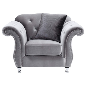 Silla decorativa capitoné con brazos enrollados y tapizada Frostine, color plateado