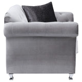 Silla decorativa capitoné con brazos enrollados y tapizada Frostine, color plateado