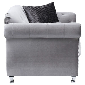 Silla decorativa capitoné con brazos enrollados y tapizada Frostine, color plateado
