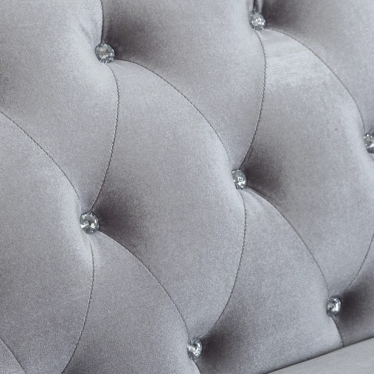 Silla decorativa capitoné con brazos enrollados y tapizada Frostine, color plateado