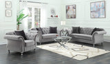 Silla decorativa capitoné con brazos enrollados y tapizada Frostine, color plateado