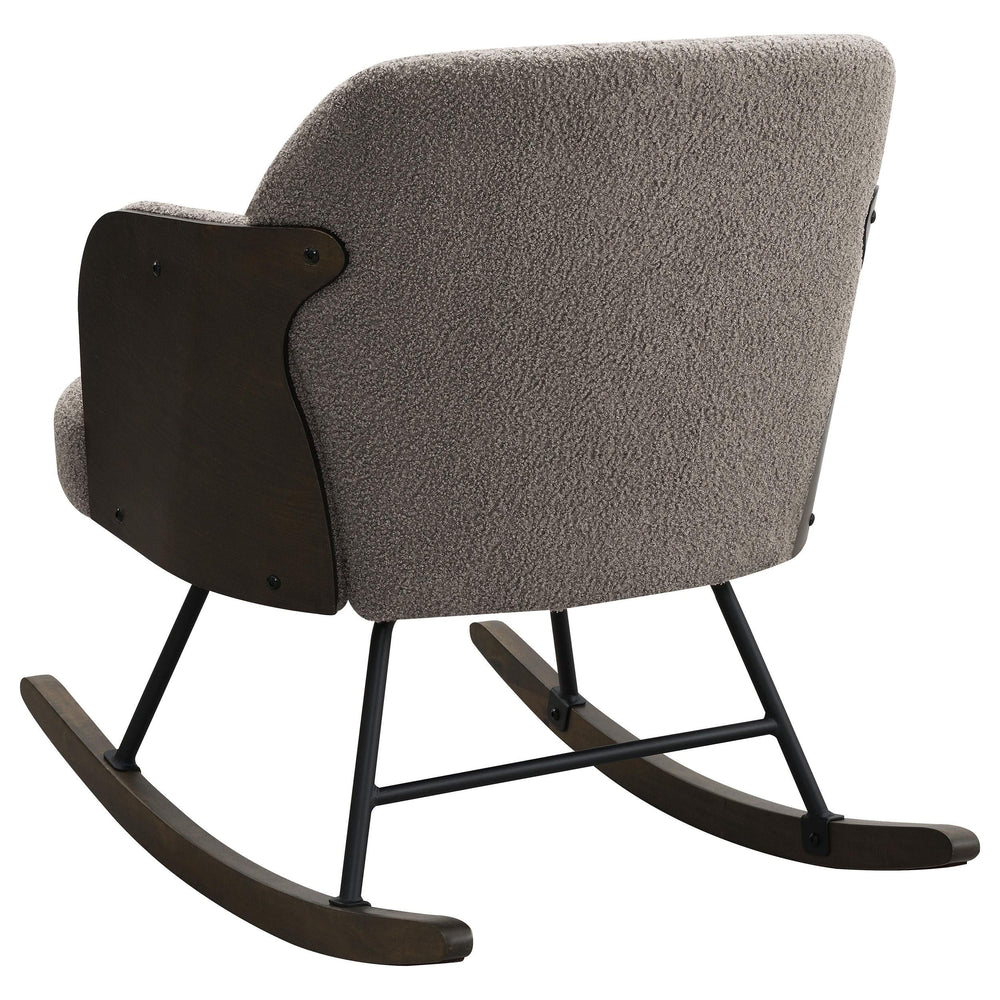 Mecedora Paige Boucle tapizada con respaldo medio en color topo
