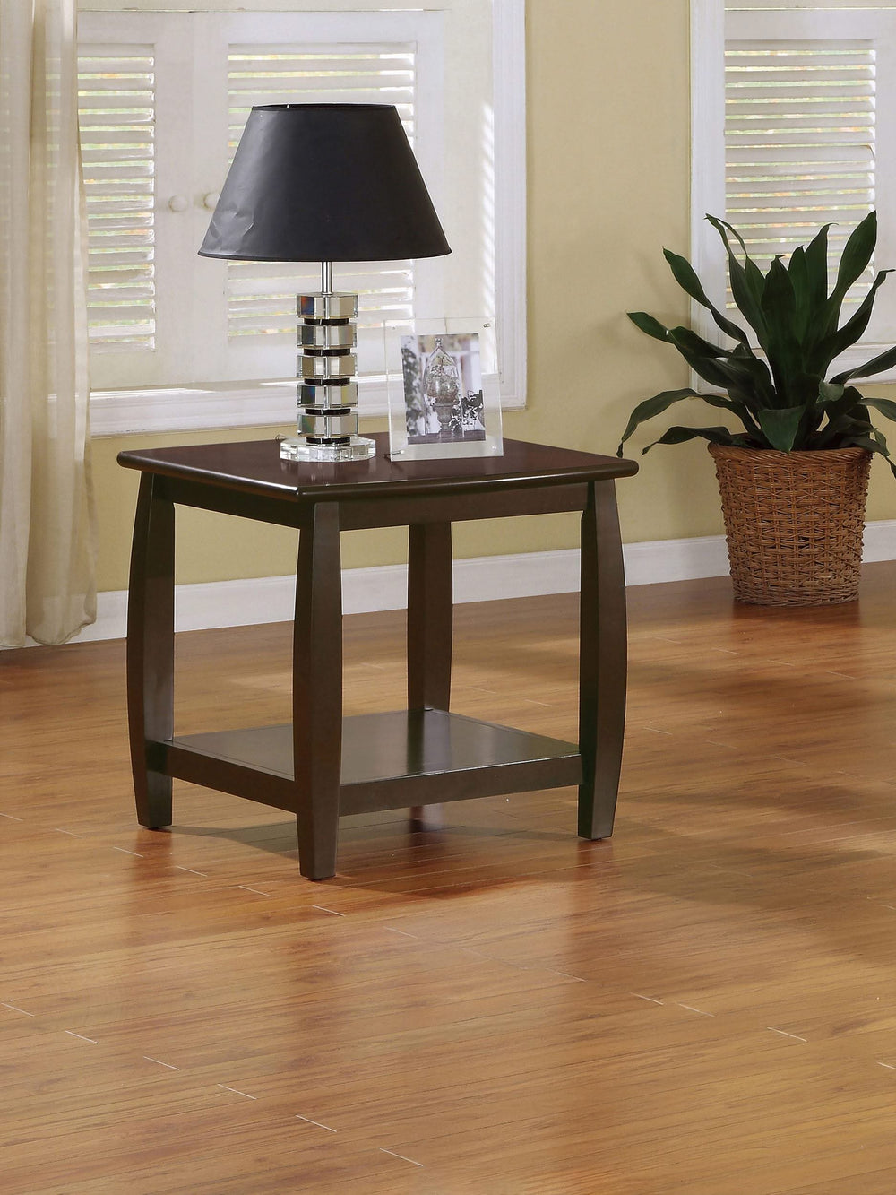 Mesa auxiliar cuadrada de madera Dixon de 1 estante color espresso