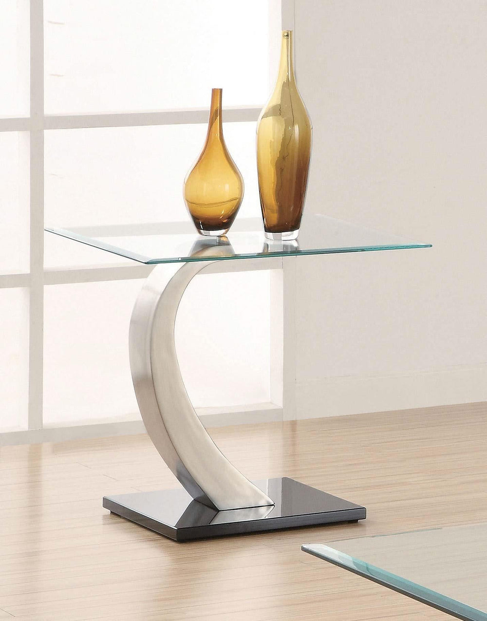 Mesa auxiliar rectangular de metal con tapa de vidrio Pruitt, color plata satinado