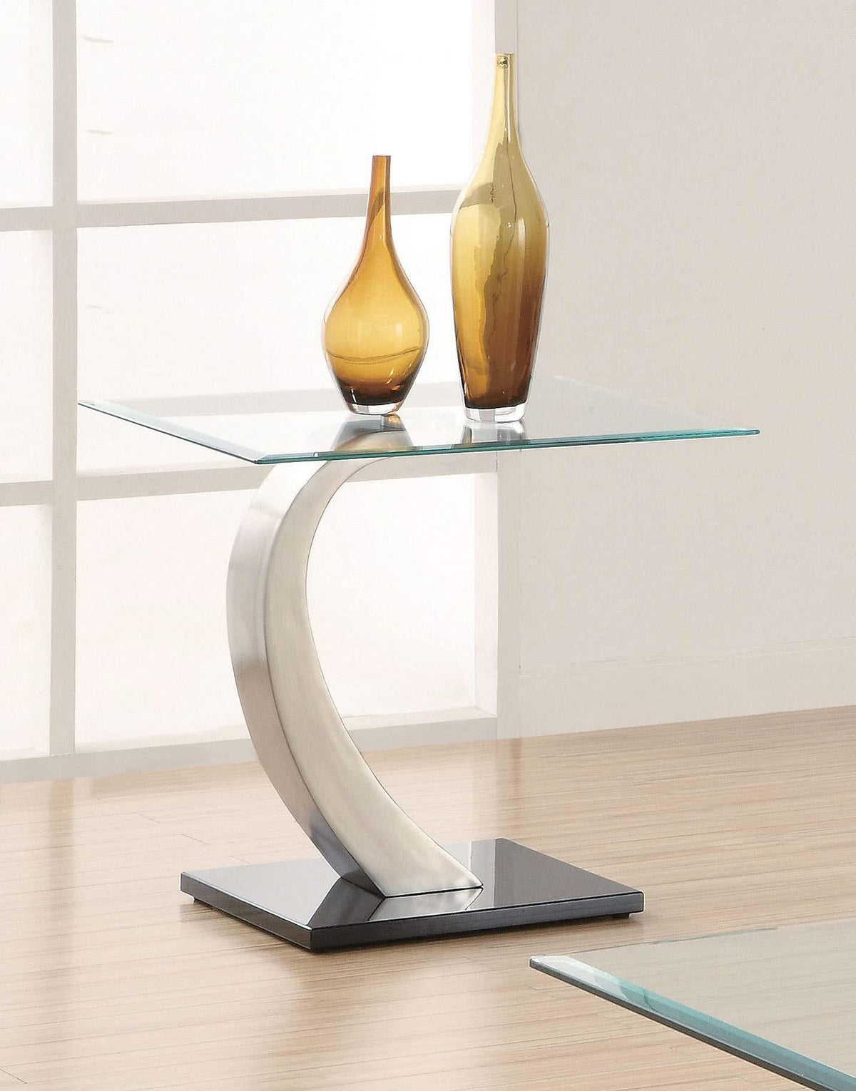 Mesa auxiliar rectangular de metal con tapa de vidrio Pruitt, color plata satinado
