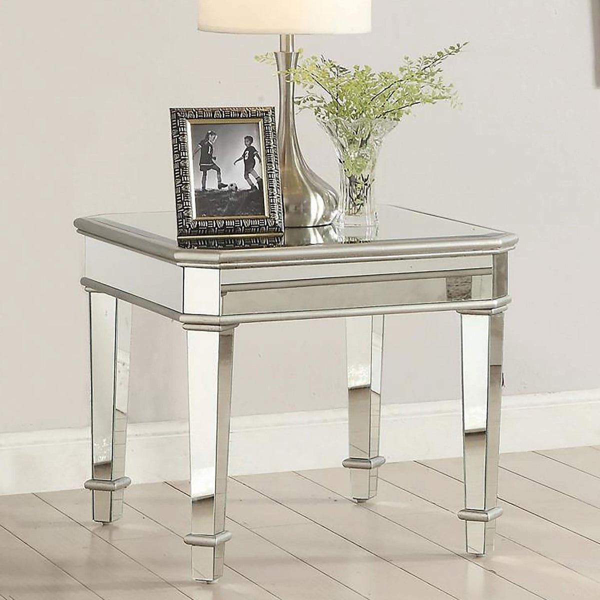 Mesa auxiliar con espejo cuadrado Eisley, color plata