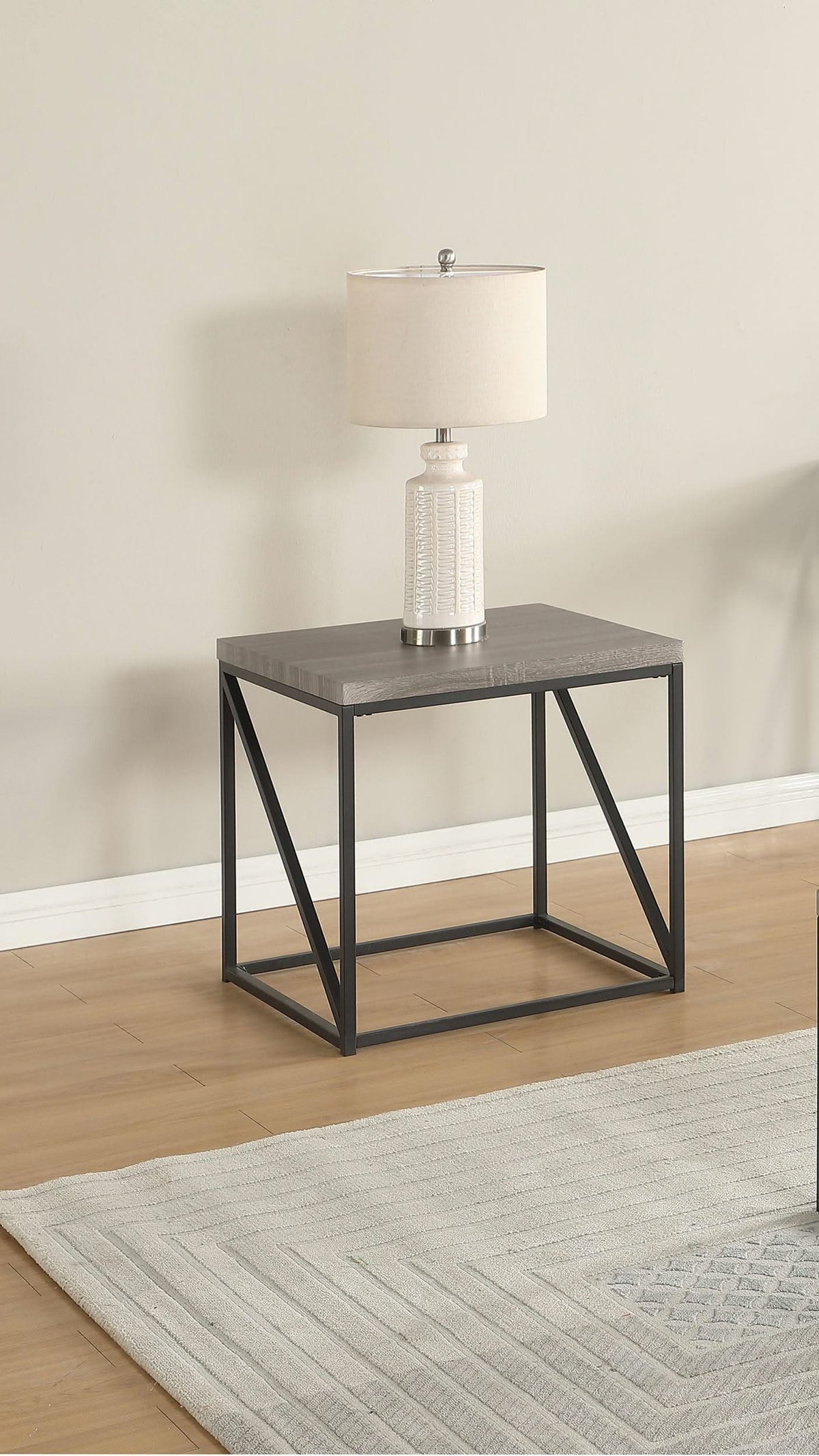 Mesa auxiliar cuadrada Birdie de madera de ingeniería, color gris Sonoma