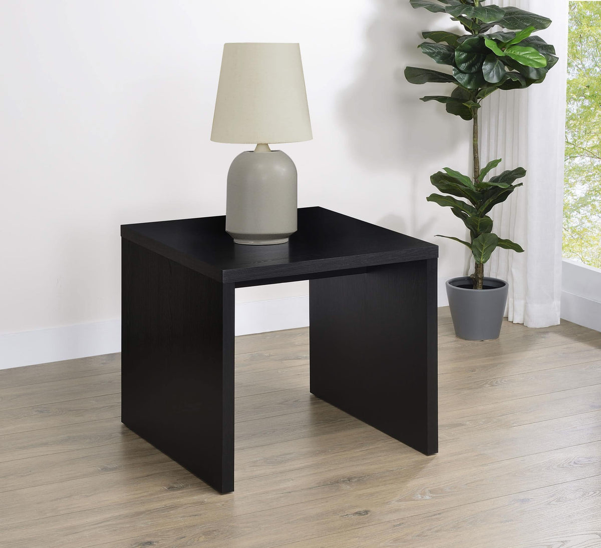 Mesa auxiliar cuadrada de madera de ingeniería Knapp, color negro