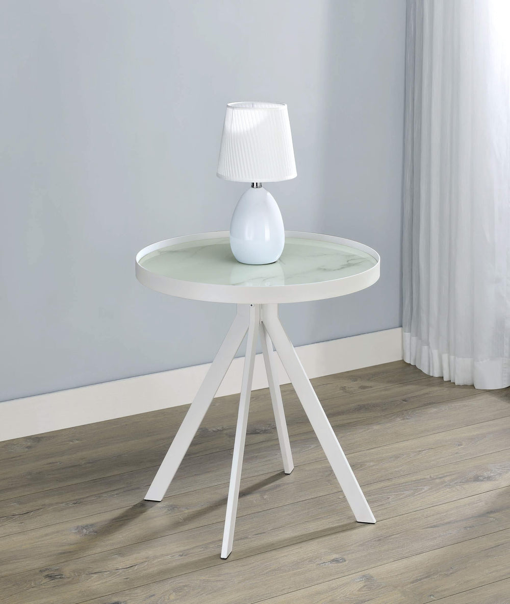 Mesa auxiliar redonda Briggs con tapa de cristal estampado de mármol blanco