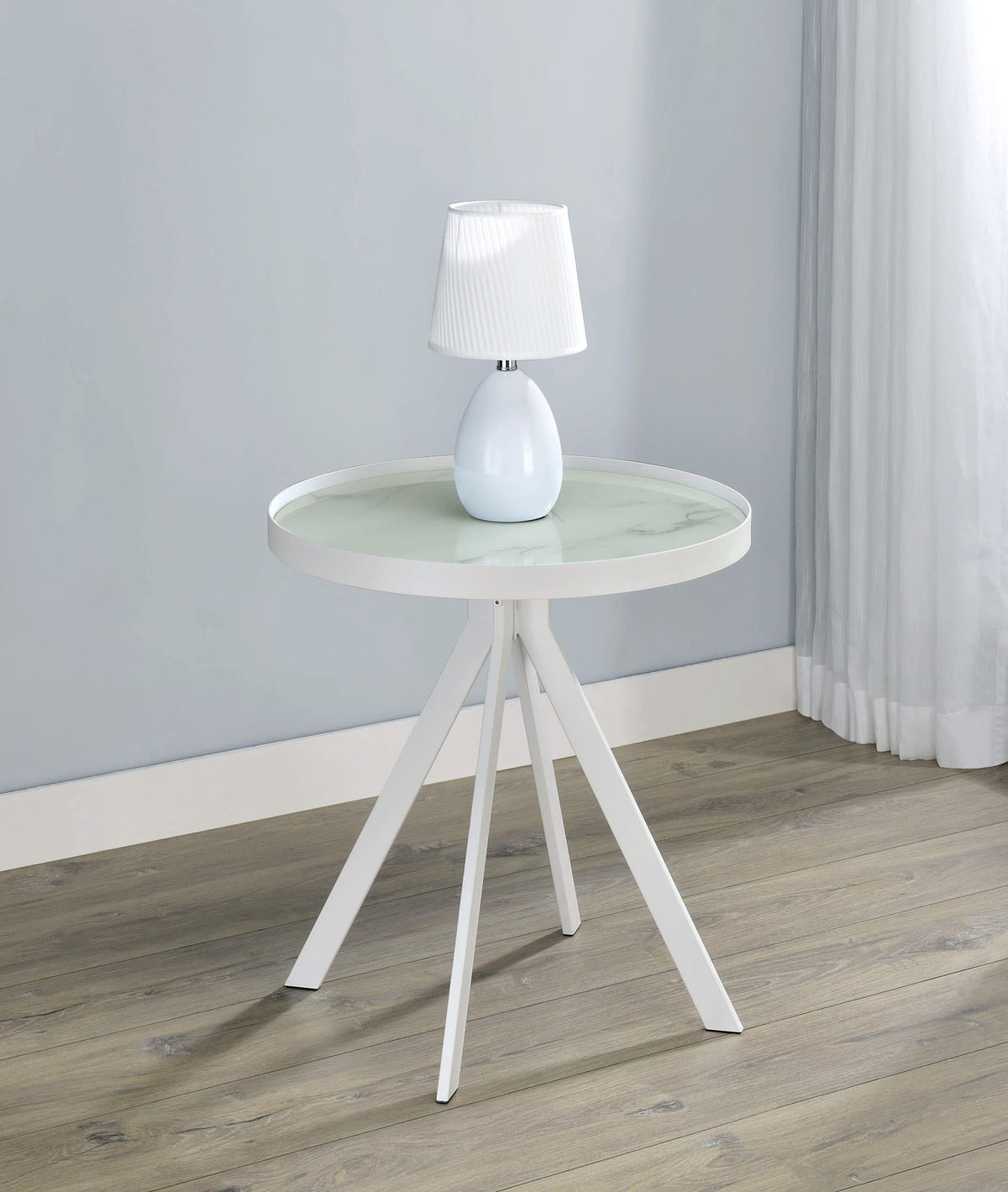 Mesa auxiliar redonda Briggs con tapa de cristal estampado de mármol blanco