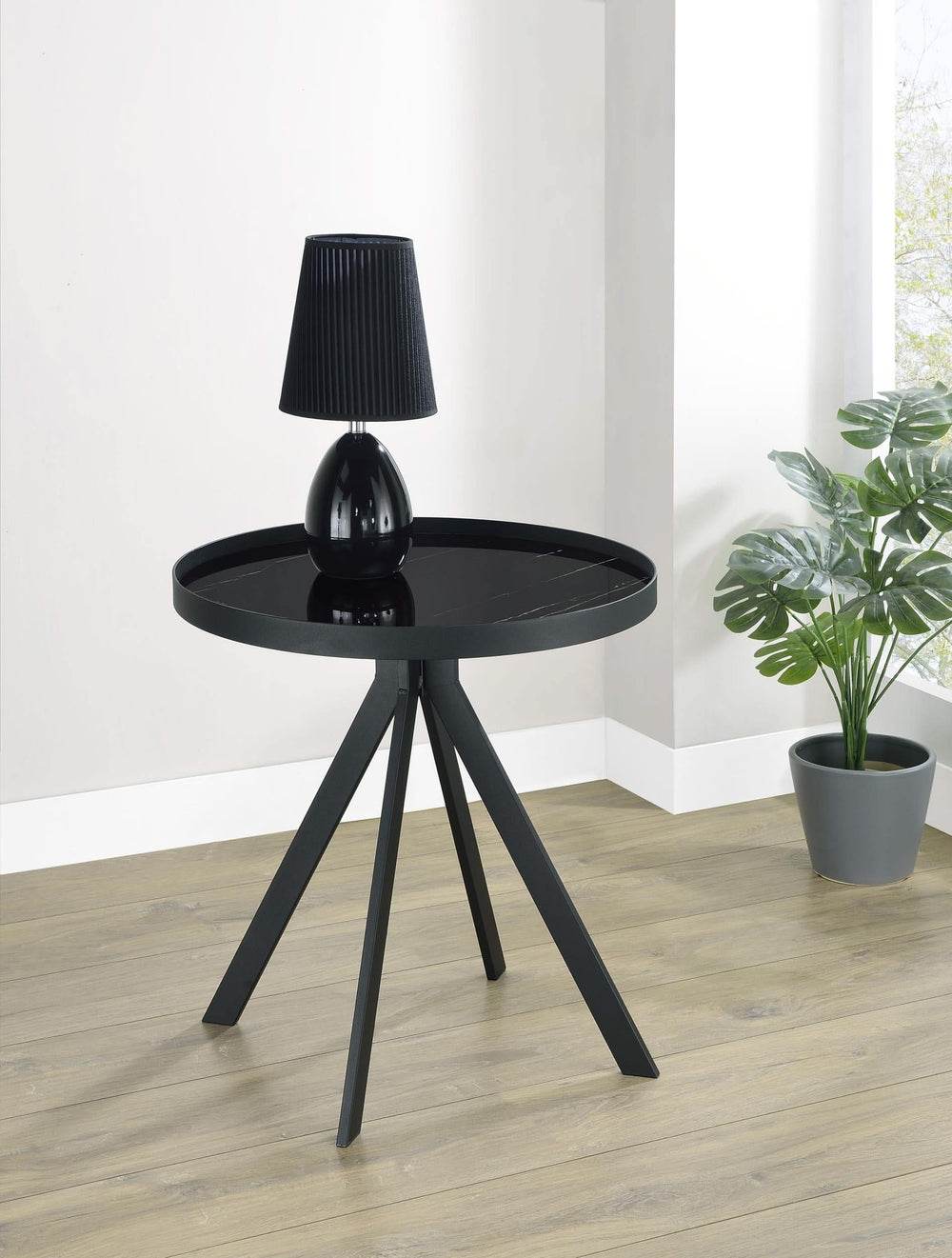 Mesa auxiliar redonda Briggs con tapa de cristal con estampado de mármol, color negro