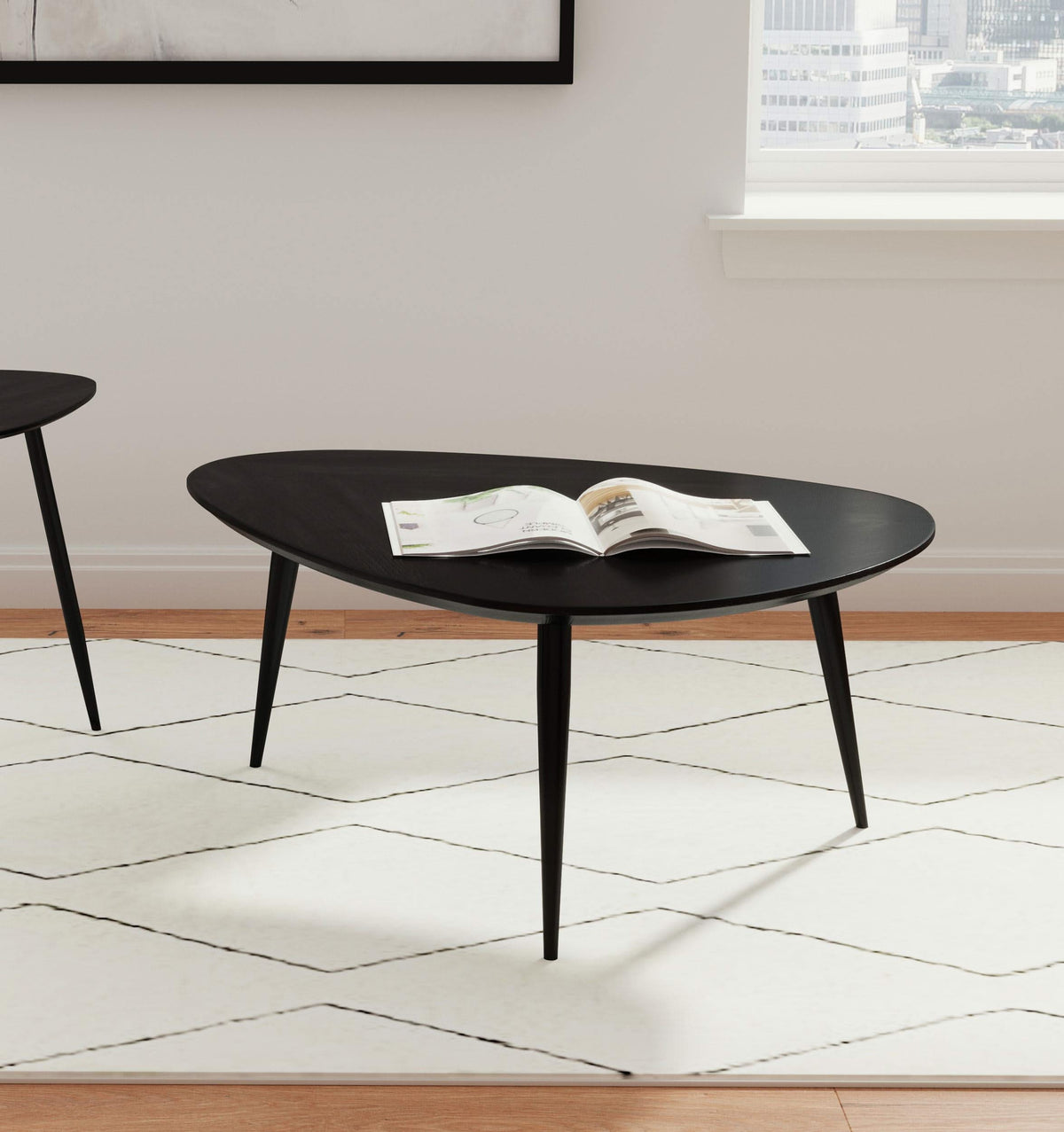 Mesa de centro triangular Odessa de madera maciza negra