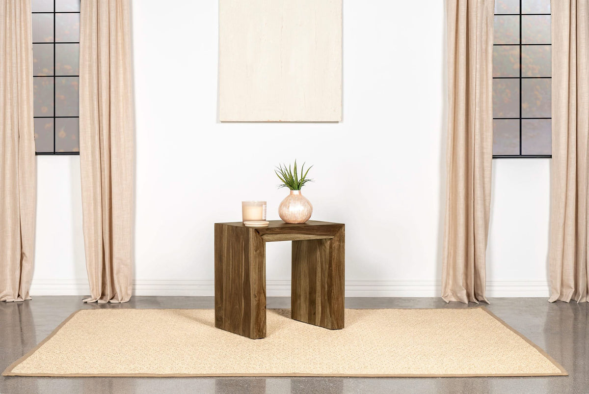Mesa auxiliar rectangular de madera maciza Odilia Auburn
