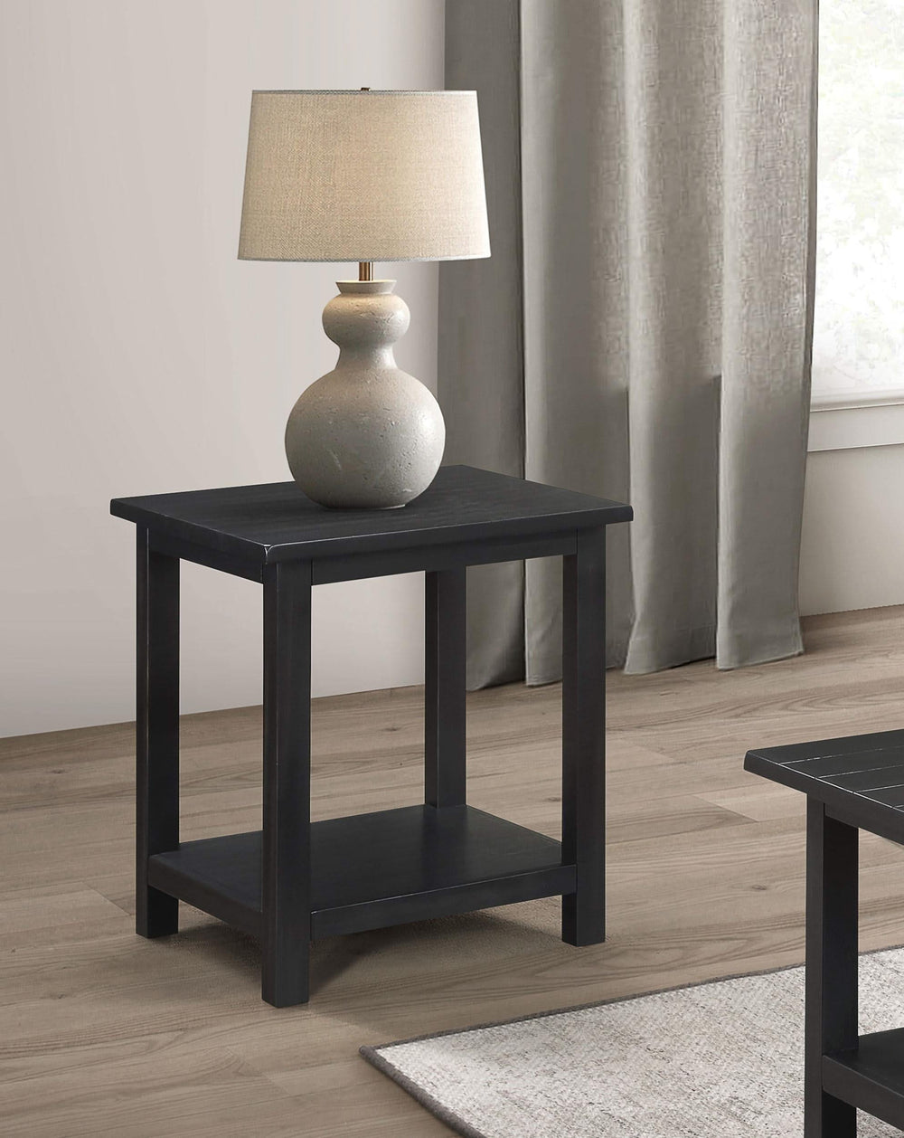 Mesa auxiliar de madera Payne con estante en tono Java envejecido