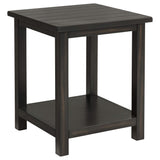 Mesa auxiliar de madera Payne con estante en tono Java envejecido