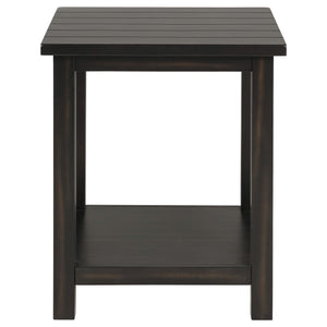 Mesa auxiliar de madera Payne con estante en tono Java envejecido