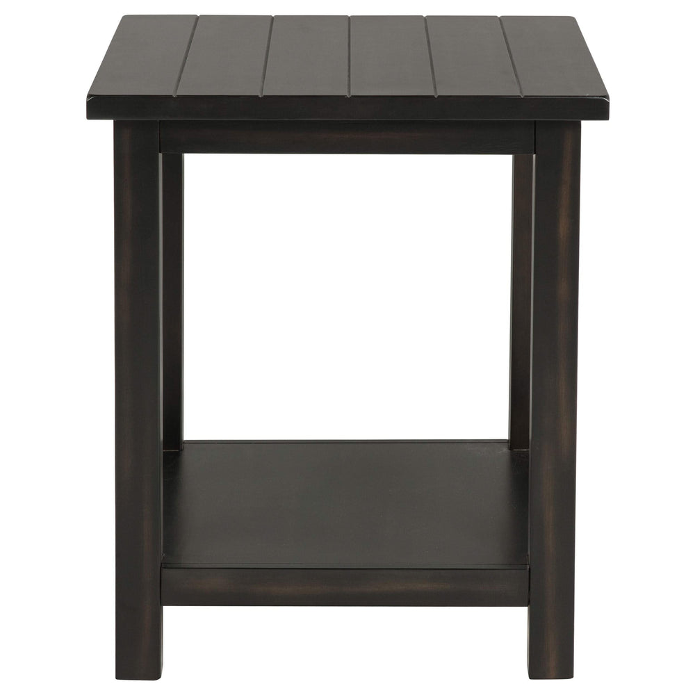 Mesa auxiliar de madera Payne con estante en tono Java envejecido