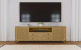 Mueble para TV de dos puertas de caña de ratán Arini, consola multimedia color arena