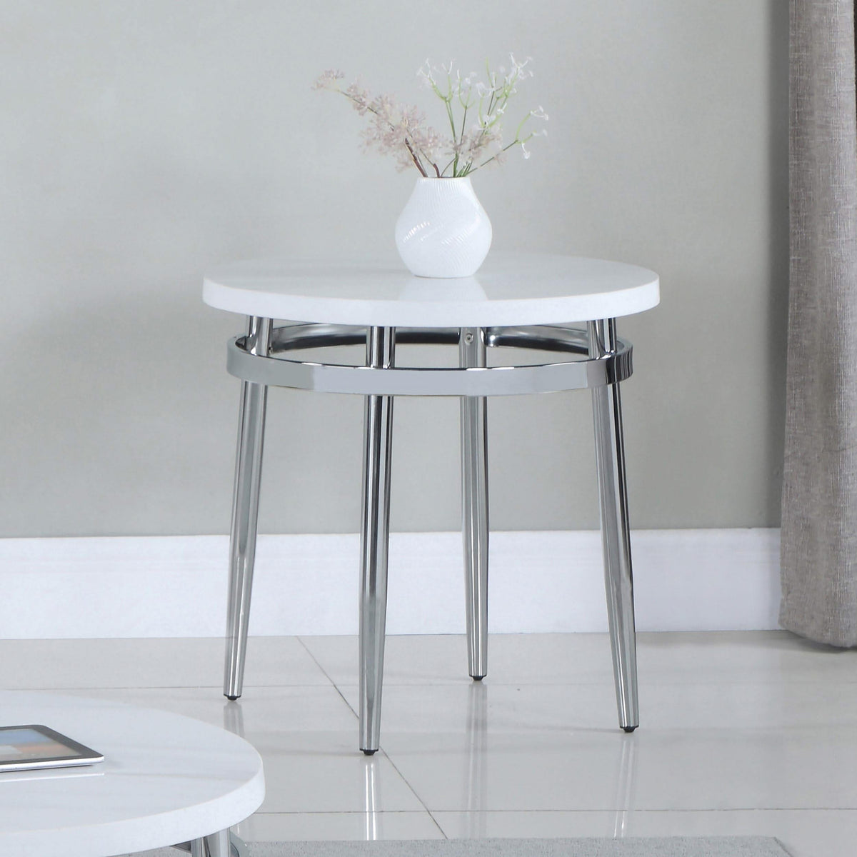 Mesa auxiliar redonda con tapa de mármol Avilla, color blanco