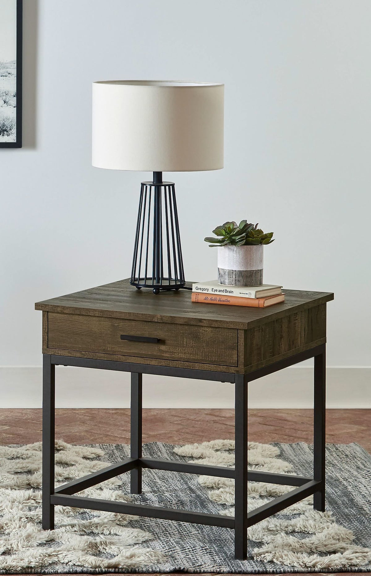 Mesa auxiliar cuadrada de madera de ingeniería Byers con 1 cajón en roble marrón