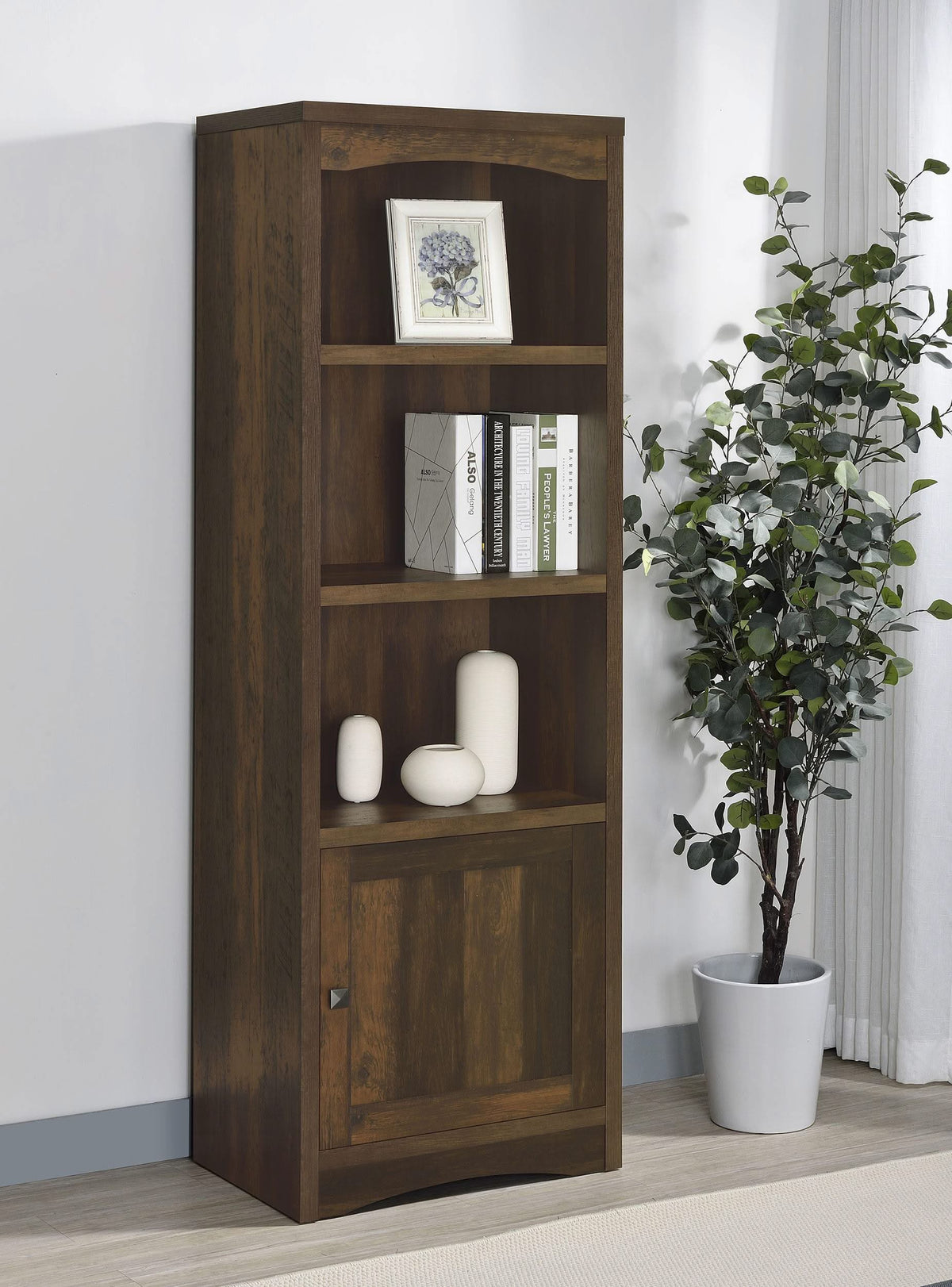 Torre multimedia Laughlin de 3 estantes de madera de ingeniería, pino oscuro