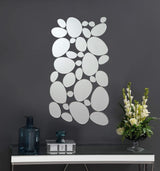 Espejo de pared Topher de 29 x 51 pulgadas con temática de guijarros, plateado