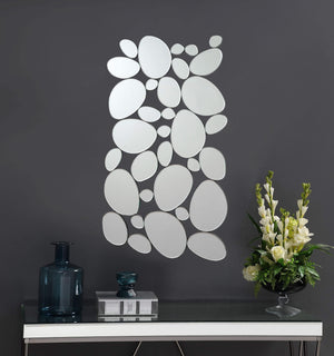 Espejo de pared Topher de 29 x 51 pulgadas con temática de guijarros, plateado