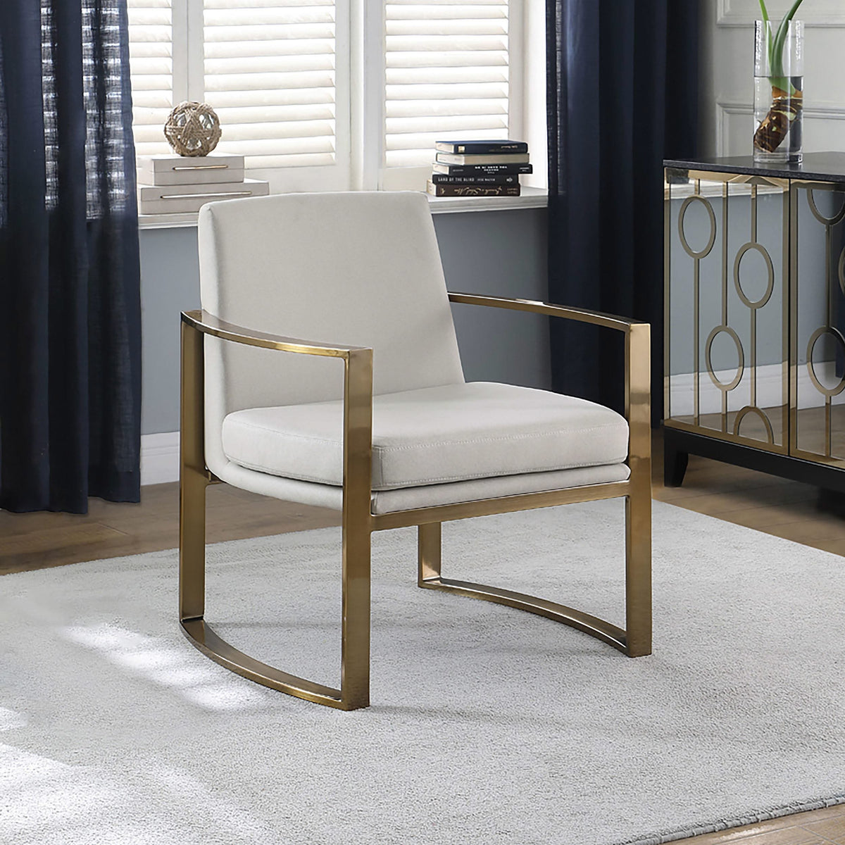 Sillón Cory tapizado con brazos arqueados, color crema