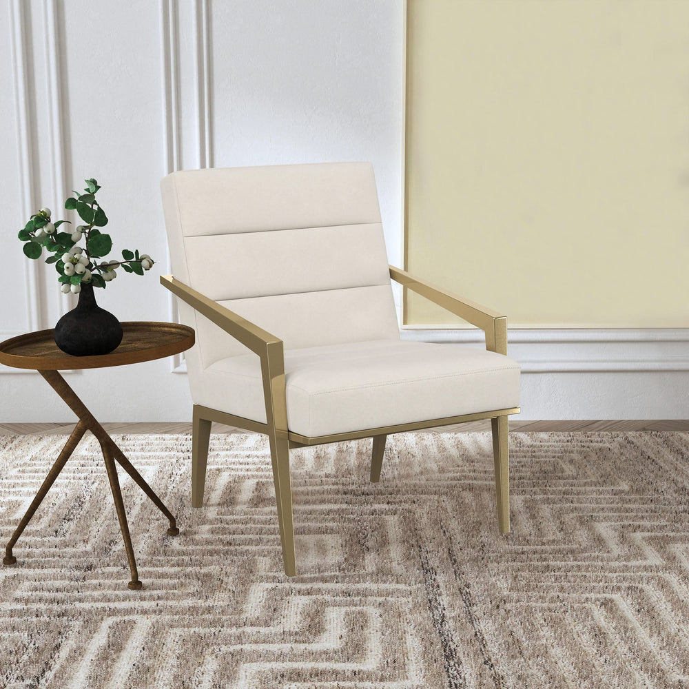 Sillón decorativo Kirra con brazos de metal tapizados en color crema