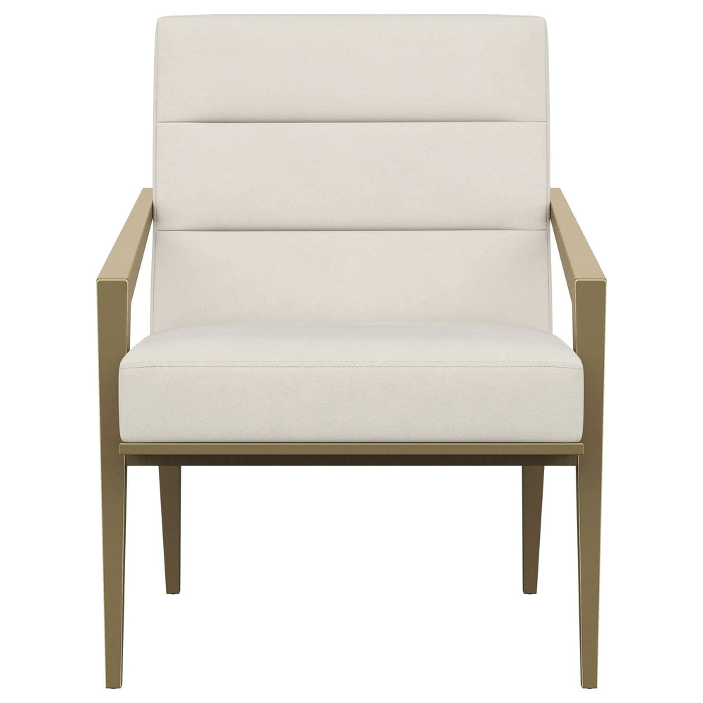 Sillón decorativo Kirra con brazos de metal tapizados en color crema