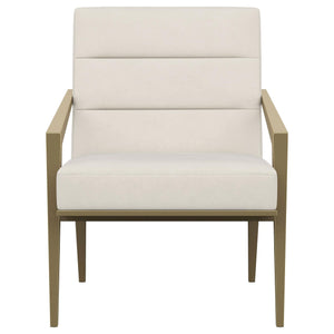 Sillón decorativo Kirra con brazos de metal tapizados en color crema