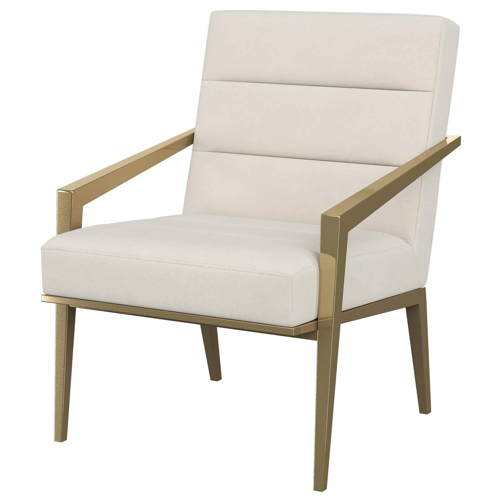 Sillón decorativo Kirra con brazos de metal tapizados en color crema